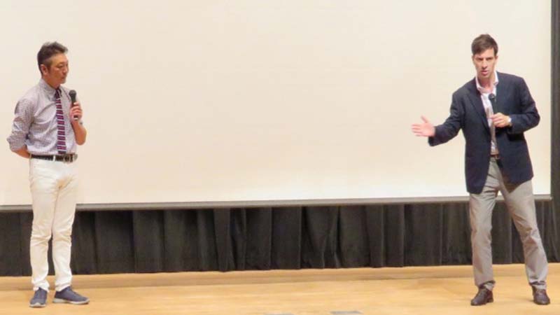 ステージでパックンマックンが講演している様子